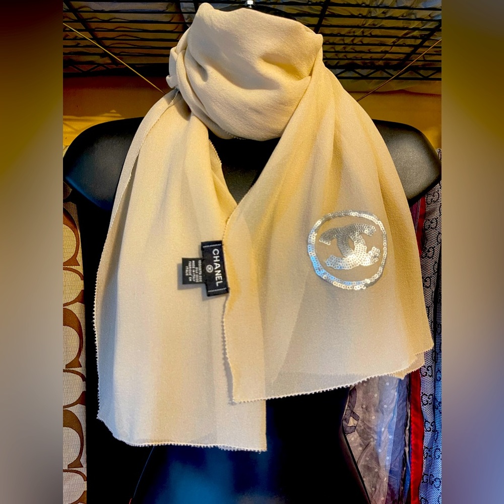 Chanel silk scarf - Picture 4 of 4